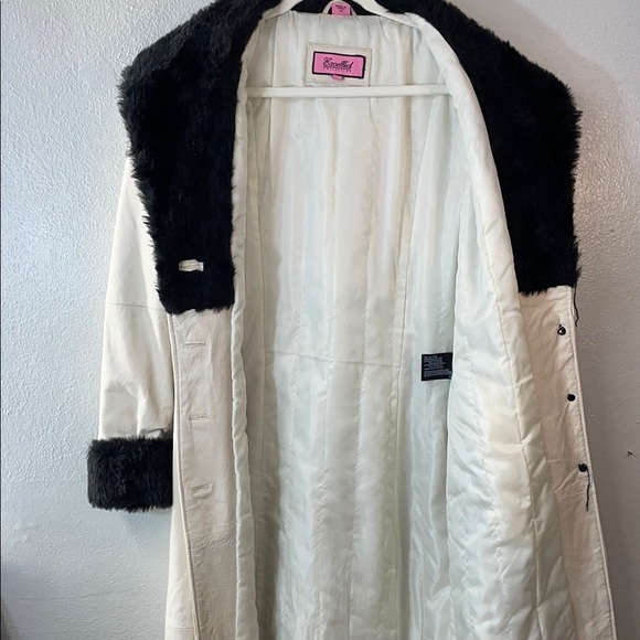 Elegant White Leather Jacket with Black Accents - Picture 12 of 16